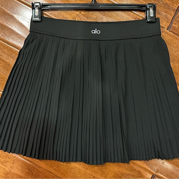 ALO Yoga Dresses & Skirts - ALO Yoga Black Pleated Active Mini Skirt